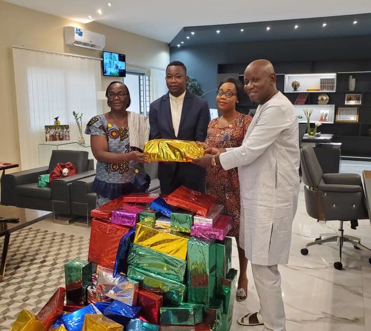 DONS DE CADEAUX DE NOËL A L&rsquo;ONG FOI VICTORIEUSE, POUR LES ENFANTS ORPHELINS ET DEMUNIS